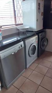 KingsboroughGuest house Winklespruit的厨房配有洗衣机和冰箱。
