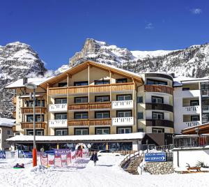 拉维拉安缇奈斯酒店的一座大建筑,在雪中设有滑雪场