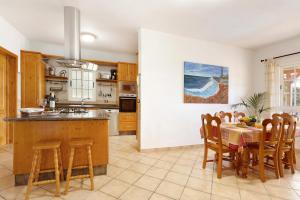 萨洛夫雷Villa Christisay的一间带桌椅的厨房和一间用餐室