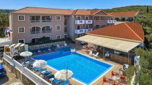 阿莫迪Kozanos Hotel & Suites的享有酒店空中美景,设有游泳池