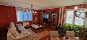 希洪Casa Anabel - Con garaje, 3 hab, 2 baños的客厅配有沙发和桌子