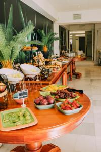 锡切斯苏布尔酒店的包含不同种类水果和蔬菜的自助餐