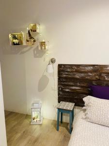 的里雅斯特B&B MonteCengio的一间卧室配有一张床、一张桌子和一盏灯