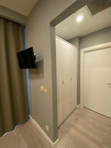 伊斯坦布尔Li Hotel Pera的客房设有一个衣柜、一台电视和一扇门