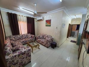 亚喀巴Abo Amer Apartments的客厅配有两张沙发和一张桌子