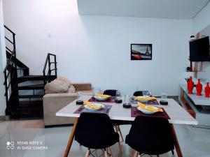 戈亚尼亚Moria的客厅配有桌椅和沙发