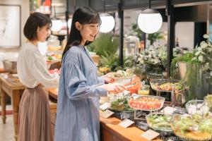 京都东京乌丸-五条京王帕里雅酒店的两名妇女在杂货店准备食物