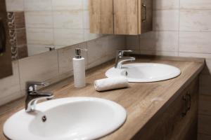 塞格德玛雅住宿加早餐旅馆的浴室设有2个白色水槽和镜子