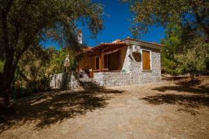 AlyfantáTraditional Stone House in Seafront Olive Grove A的院子中间的小石头房子