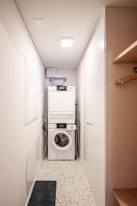 WagenhausenFerienwohnung Camping Wagenhausen的小型洗衣房配有洗衣机和烘干机