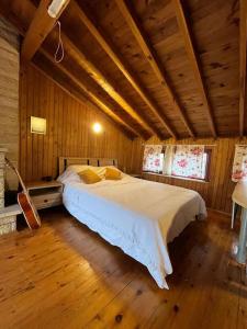 伊斯坦布尔3+1,villa, 10min to KadıköyPier的木制客房内的一间卧室配有一张大床