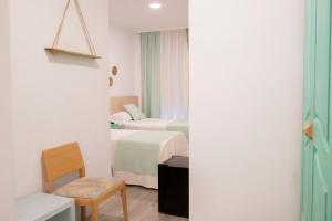 瓦伦西亚环球酒店的酒店客房,配有两张床和椅子