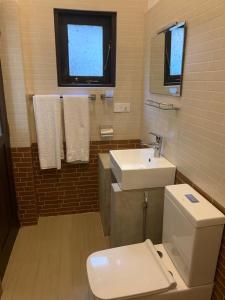 尼甘布尼甘布桑瑞斯派丽思旅馆的浴室配有白色卫生间和盥洗盆。