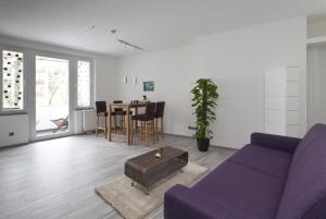 汉诺威汉诺威顶部公寓的客厅配有紫色沙发和桌子