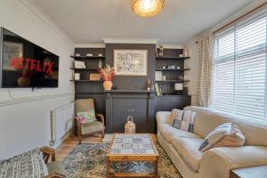 莱斯特Guest Homes - Loughborough Road House的客厅配有沙发和桌子