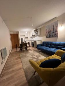 瓦尔迪维亚Deptos acogedores con inmejorable ubicación的客厅配有蓝色的沙发和桌子