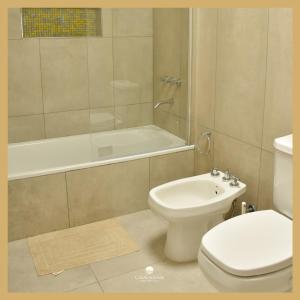 查斯科穆斯Casa Laguna Chascomus的浴室配有卫生间、淋浴和盥洗盆。