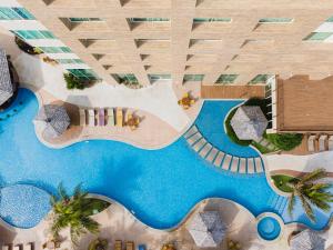 福塔莱萨豪华马雷洛酒店的大楼游泳池的顶部景色