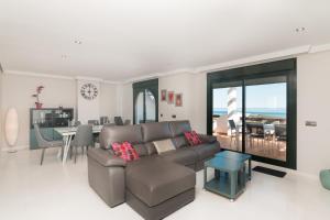 卡萨雷斯2186-Luxury sea view penthouse in Casares Costa的客厅配有沙发和桌子