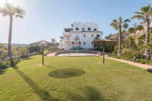 卡萨雷斯2186-Luxury sea view penthouse in Casares Costa的享有棕榈树和果岭美景。