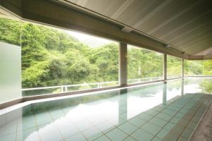 福岛吉川屋旅馆的享有森林景致的游泳池
