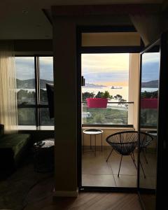 巴尔XIO Apartments的客房设有海景大窗户。