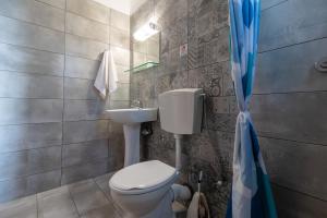 马尔马里安西亚公寓酒店的一间带卫生间和水槽的浴室
