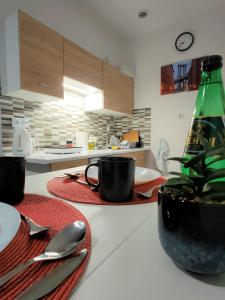 希隆斯克地区佩卡雷Studio Piekary 1-go Maja的厨房配有带盘子和瓶子的桌子