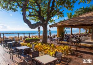 塞古罗港PSP Resort All Inclusive的海滩上的餐厅,配有桌椅