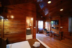 马迪凯里Lazo Coffee Bean Resort的一间设有木镶板墙和客厅的房间