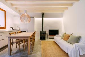 巴尔德莫萨Casa Rei Sanxo, 8A的厨房以及带桌子和沙发的客厅。