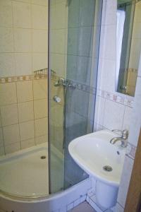 伊万诺-弗兰科夫斯克莫泰汽车旅馆的一间带水槽和淋浴的浴室