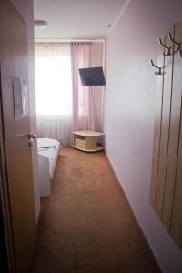 伊万诺-弗兰科夫斯克莫泰汽车旅馆的带一张床和窗户的卧室