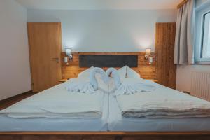 滕嫩山麓圣马丁埃德尔旅馆的卧室内两张并排的床