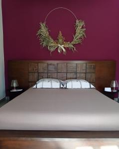 圣路易斯CALME ET SERENITE A LA RIVIERE的一间卧室配有一张大床和紫色墙壁