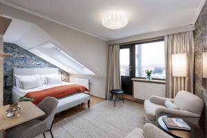 斯德哥尔摩克拉丽奥惠灵顿连锁酒店的酒店客房,配有一张床、一张桌子和椅子