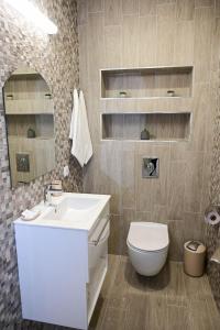 舒门Роял Шумен的一间带水槽、卫生间和镜子的浴室