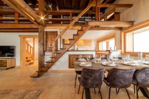 梅杰夫Chalet vue Mont-Blanc, +4 Chambres, cheminée的一间大餐厅,配有桌椅