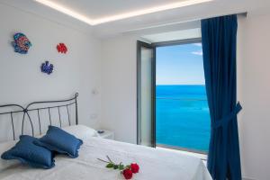 弗洛里La Perla di Nettuno的一间卧室设有一张床,享有海景