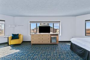 维克斯堡Mulberry Vicksburg的一间卧室设有一张床、一台电视和一个窗口。