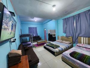 昆达桑Kupi-Kupi & Stay的客房设有两张床和一台平面电视。