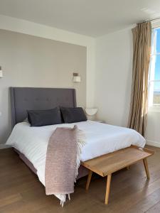 NazellesChâteau de Nazelles Amboise的一间卧室配有一张大床和一张木桌