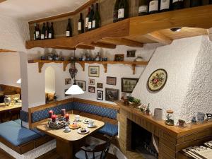 ReichelsheimLandhotel Lortz的餐厅设有桌椅和葡萄酒瓶