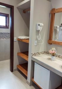 戈亚斯州上帕莱索波萨达瑞坎托格兰达巴斯酒店的一间带水槽和镜子的浴室