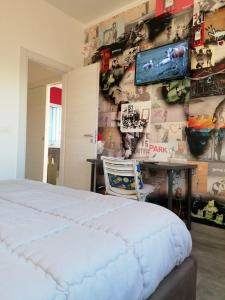 夏卡Il Casello Country House的一间卧室配有一张床,墙上配有电视