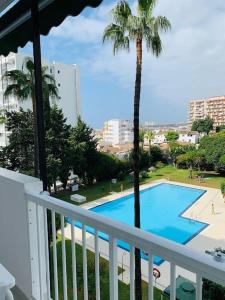 贝纳尔马德纳Bonito Apartamento 2hab. 2 baños的阳台享有游泳池的景致。