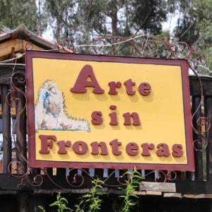 派帕Arte sin Fronteras Hostel的商店前的通风标志