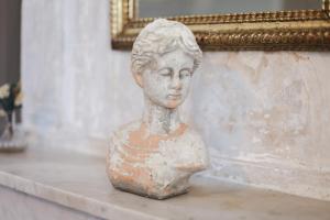 阿普特La Madone的坐在柜台上的女人的雕像