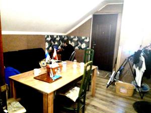 第比利斯BLUE Hostel的一张木桌和椅子
