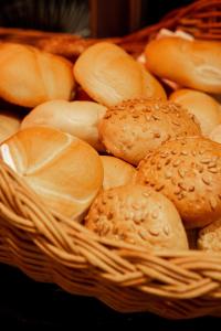 瑟弗浩斯Hotel Universo的篮子里装满了面包的篮子